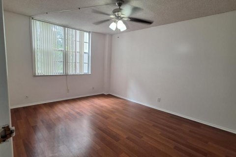 Condo in Lauderdale Lakes, Florida, 1 bedroom  № 2400024 - photo 6