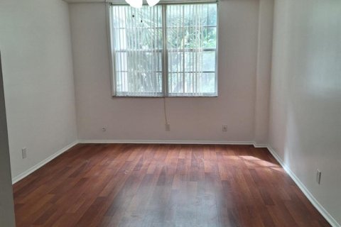 Condo in Lauderdale Lakes, Florida, 1 bedroom  № 2400024 - photo 7