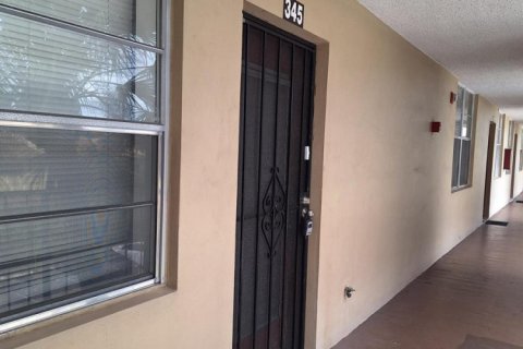 Condo in Lauderdale Lakes, Florida, 1 bedroom  № 2400024 - photo 2