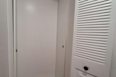 Condo in Lauderdale Lakes, Florida, 1 bedroom  № 2400024 - photo 11