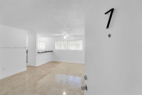 Снять в аренду квартиру в Норт-Майами, Флорида 1 спальня, 648.83м2, № 2051385 - фото 20