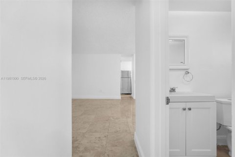 Снять в аренду квартиру в Норт-Майами, Флорида 1 спальня, 648.83м2, № 2051385 - фото 17