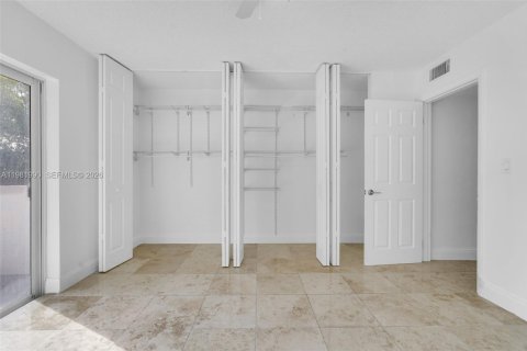 Снять в аренду квартиру в Норт-Майами, Флорида 1 спальня, 648.83м2, № 2051385 - фото 3