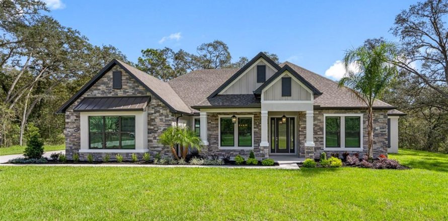 House in Hudson, Florida 3 bedrooms, 278.24 sq.m. № 2152263