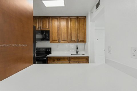 Condo in Miami, Florida, 1 bedroom  № 2087015 - photo 12