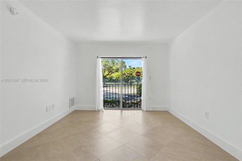 Condo in Miami, Florida, 1 bedroom  № 2087015 - photo 3