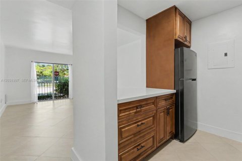 Condo in Miami, Florida, 1 bedroom  № 2087015 - photo 11