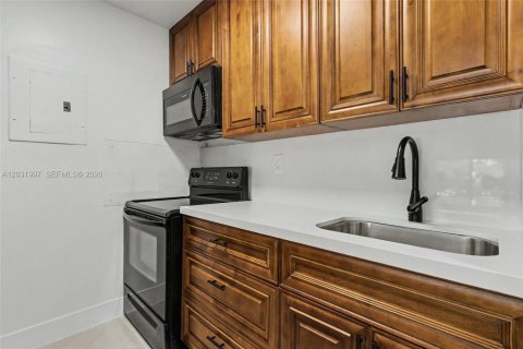 Condo in Miami, Florida, 1 bedroom  № 2087015 - photo 10