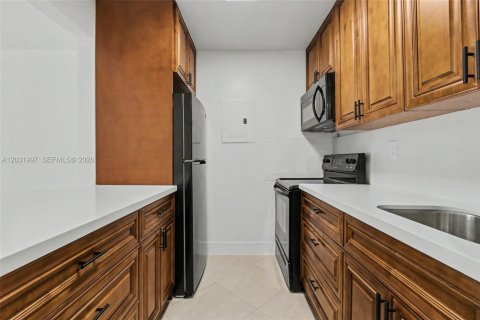 Condo in Miami, Florida, 1 bedroom  № 2087015 - photo 9