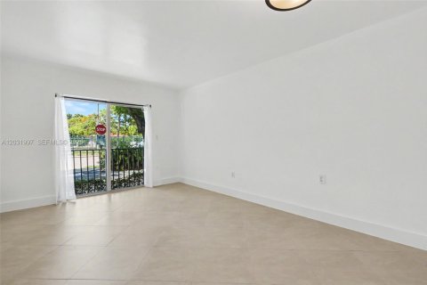 Condo in Miami, Florida, 1 bedroom  № 2087015 - photo 4