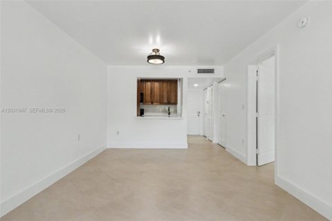 Condo in Miami, Florida, 1 bedroom  № 2087015 - photo 7