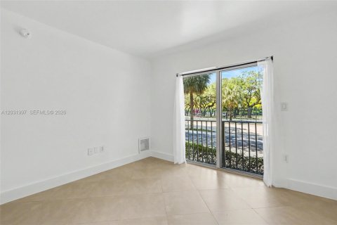 Condo in Miami, Florida, 1 bedroom  № 2087015 - photo 5