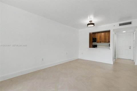 Condo in Miami, Florida, 1 bedroom  № 2087015 - photo 8