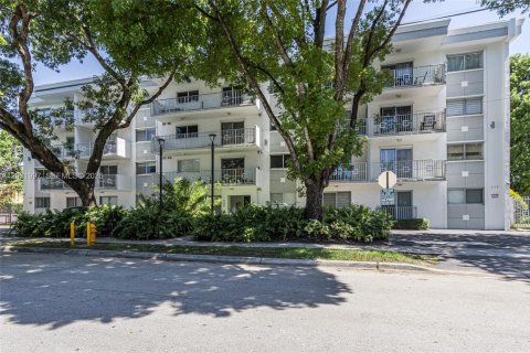 Condo in Miami, Florida, 1 bedroom  № 2087015 - photo 2