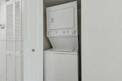 Condo in Miami, Florida, 1 bedroom  № 2087015 - photo 20