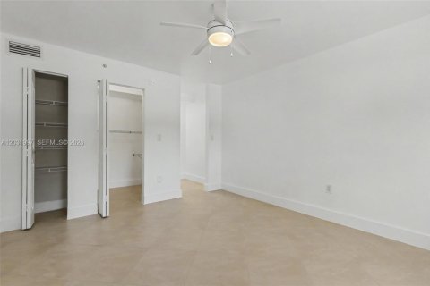 Condo in Miami, Florida, 1 bedroom  № 2087015 - photo 17