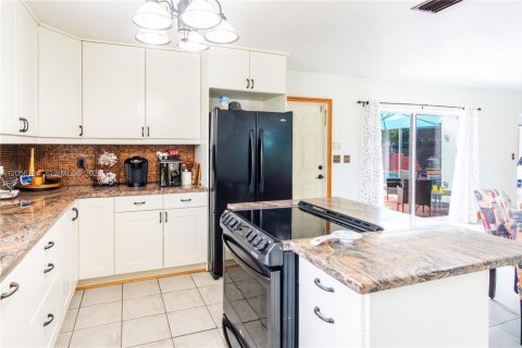 House in Cutler Bay, Florida 3 bedrooms, 143.72 sq.m. № 2191176 - photo 2