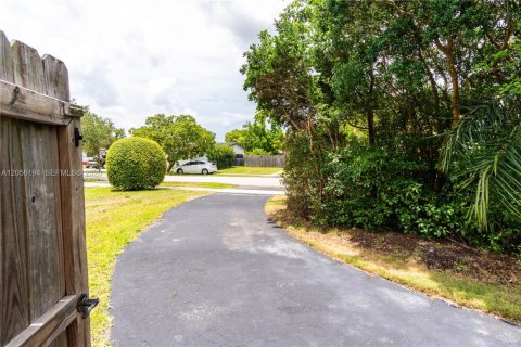 House in Cutler Bay, Florida 3 bedrooms, 143.72 sq.m. № 2191176 - photo 14