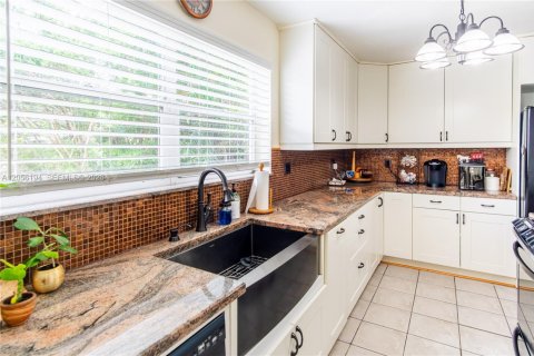 House in Cutler Bay, Florida 3 bedrooms, 143.72 sq.m. № 2191176 - photo 4