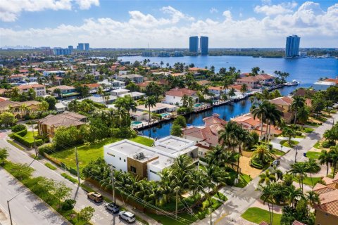 Casa en venta en North Miami Beach, Florida, 6 dormitorios, 490.34 m2 № 1487054 - foto 5