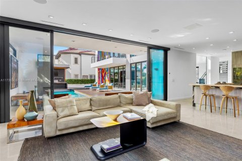 Casa en venta en North Miami Beach, Florida, 6 dormitorios, 490.34 m2 № 1487054 - foto 22