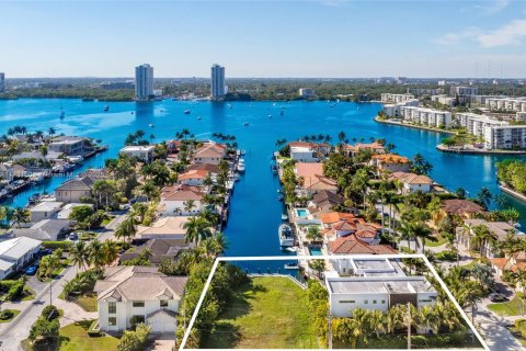 Casa en venta en North Miami Beach, Florida, 6 dormitorios, 490.34 m2 № 1487054 - foto 1