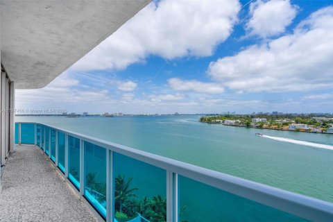 Condo in Miami, Florida, 2 bedrooms  № 1865721 - photo 13