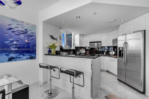Condo in Miami, Florida, 2 bedrooms  № 1865721 - photo 8