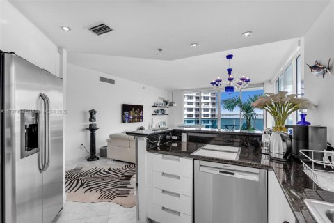 Condo in Miami, Florida, 2 bedrooms  № 1865721 - photo 5