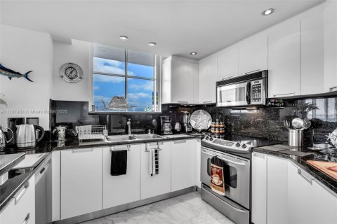 Condo in Miami, Florida, 2 bedrooms  № 1865721 - photo 7