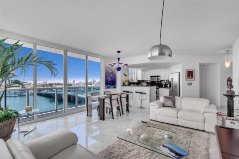 Condo in Miami, Florida, 2 bedrooms  № 1865721 - photo 3
