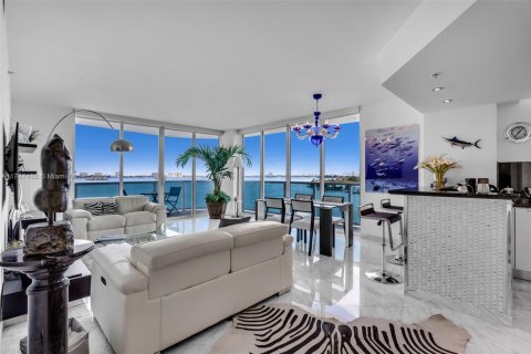 Condo in Miami, Florida, 2 bedrooms  № 1865721 - photo 1