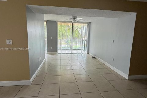 Кондоминиум с 3 спальнями в Майами, Флорида № 2050757