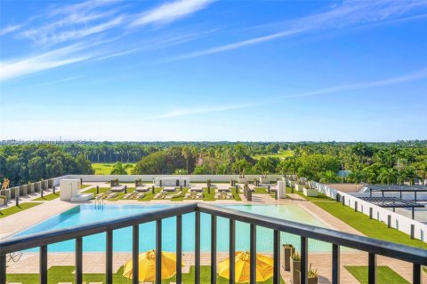 Condo in Doral, Florida, 2 bedrooms  № 1973171 - photo 12