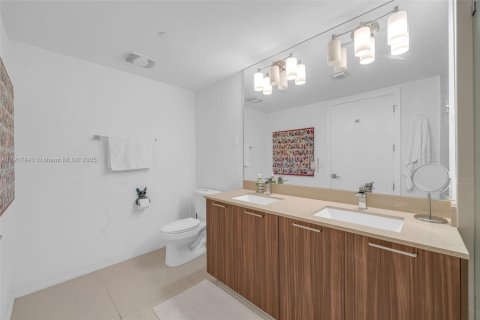 Condo in Doral, Florida, 2 bedrooms  № 1973171 - photo 21