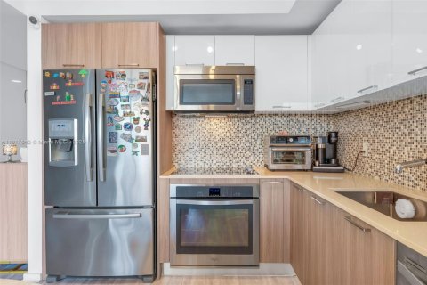 Condo in Doral, Florida, 2 bedrooms  № 1973171 - photo 8