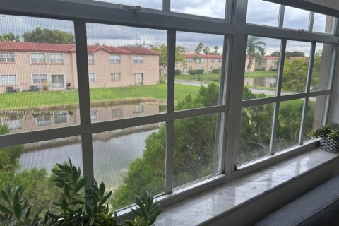 Condo in Pembroke Pines, Florida, 2 bedrooms  № 1952506 - photo 21