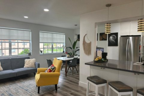 Condo in Pembroke Pines, Florida, 2 bedrooms  № 1952506 - photo 5