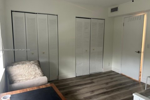 Condo in Pembroke Pines, Florida, 2 bedrooms  № 1952506 - photo 9