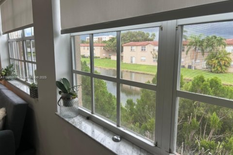 Condo in Pembroke Pines, Florida, 2 bedrooms  № 1952506 - photo 20