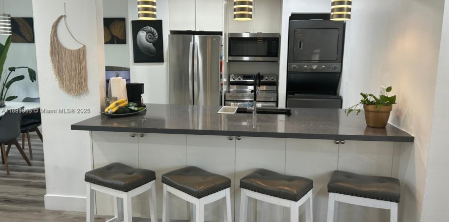 Condo in Pembroke Pines, Florida, 2 bedrooms  № 1952506