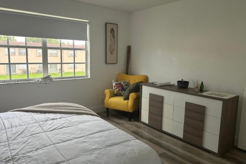 Condo in Pembroke Pines, Florida, 2 bedrooms  № 1952506 - photo 12