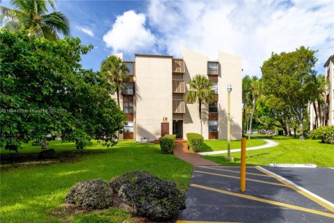 Copropriété à louer à Miami, Floride: 2 chambres, 84.17 m2 № 1966202 - photo 1