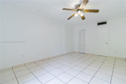 Copropriété à louer à Miami, Floride: 2 chambres, 84.17 m2 № 1966202 - photo 2