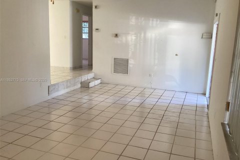 House in Miami, Florida 3 bedrooms, 130.62 sq.m. № 2012095 - photo 2