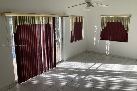 House in Miami, Florida 3 bedrooms, 130.62 sq.m. № 2012095 - photo 11