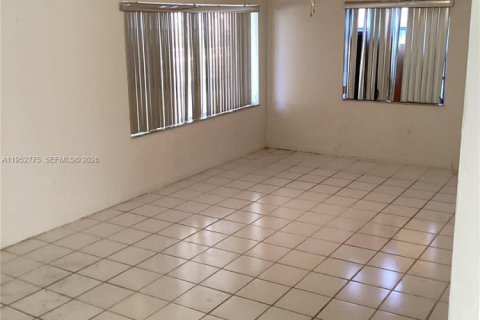 House in Miami, Florida 3 bedrooms, 130.62 sq.m. № 2012095 - photo 3