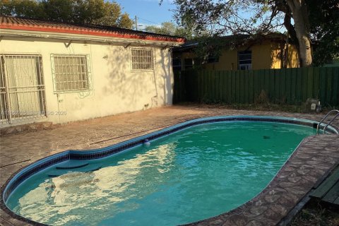 House in Miami, Florida 3 bedrooms, 130.62 sq.m. № 2012095 - photo 13