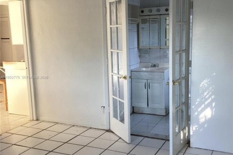 House in Miami, Florida 3 bedrooms, 130.62 sq.m. № 2012095 - photo 10