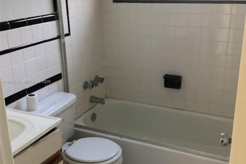 House in Miami, Florida 3 bedrooms, 130.62 sq.m. № 2012095 - photo 8